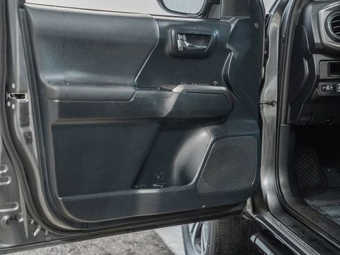 Used 2019 Toyota Tacoma TRD Sport image 38