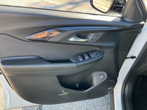 Used 2023 Chevrolet TrailBlazer RS w/ Sun and Liftgate Package image 7