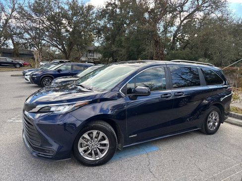 Used 2021 Toyota Sienna LE image 3