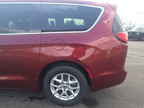 Used 2023 Chrysler Pacifica Touring-L image 16