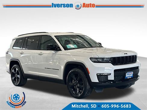 Used 2023 Jeep Grand Cherokee L Limited w/ Black Appearance Package AWD/4WD image 1