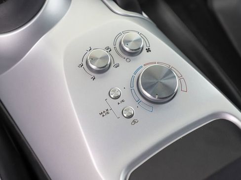 Used 2006 Ford GT RWD image 34