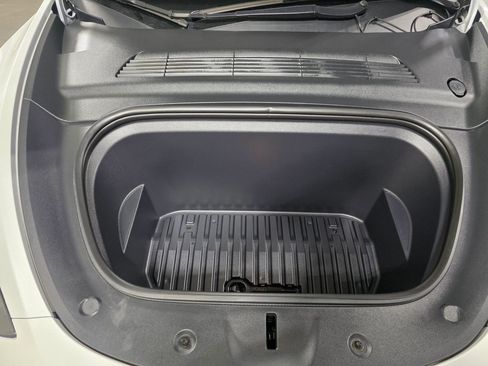 Used 2022 Tesla Model Y Long Range image 33