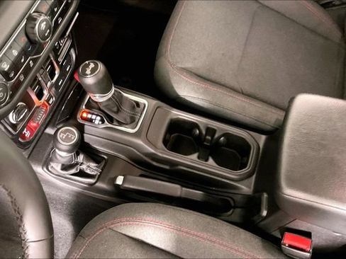Used 2025 Jeep Wrangler Unlimited Rubicon w/ Convenience Group AWD/4WD image 17