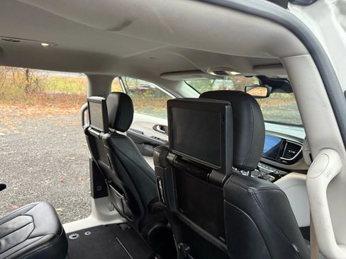 Used 2017 Chrysler Pacifica Touring-L Plus image 29