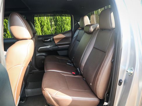 Used 2016 Toyota Tacoma Limited image 31