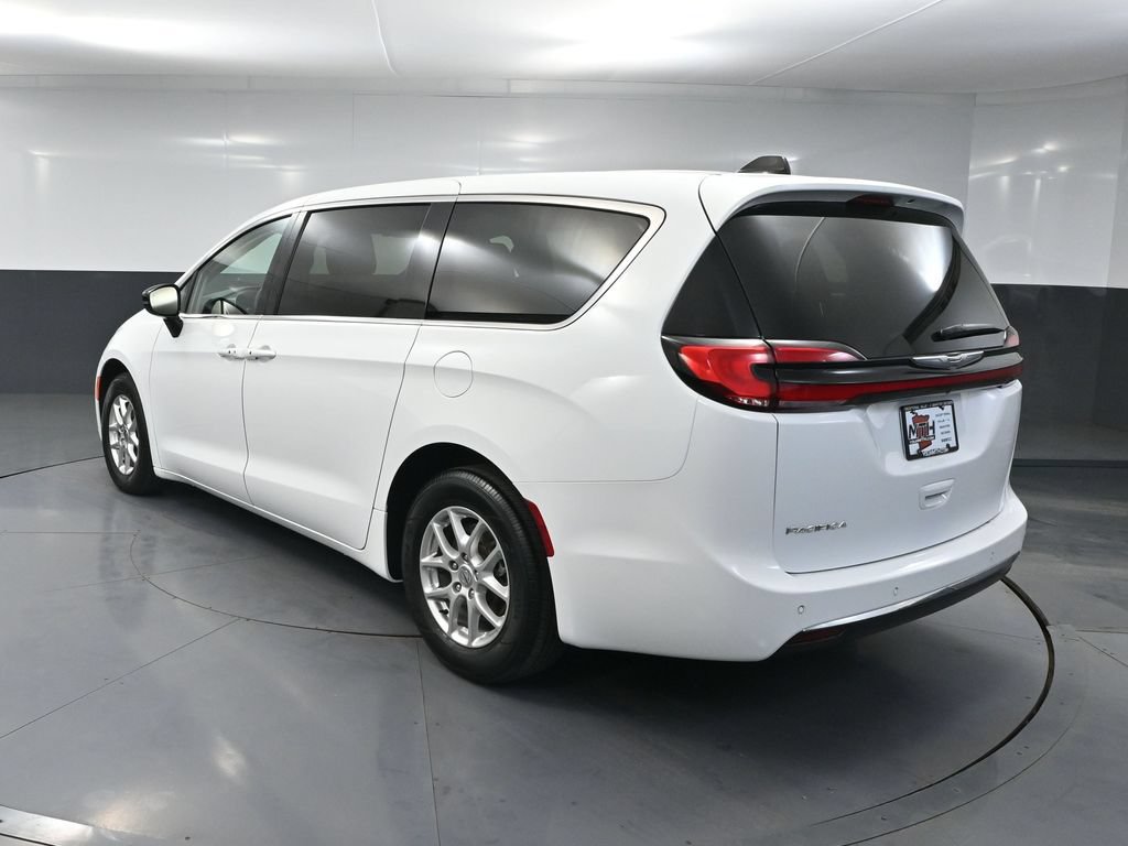 Used 2024 Chrysler Pacifica Touring-L FWD image 5