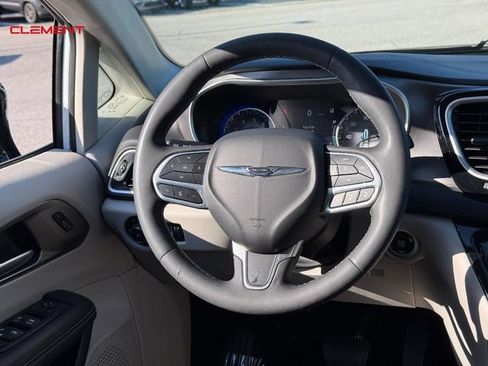 Used 2024 Chrysler Pacifica Touring-L FWD image 16