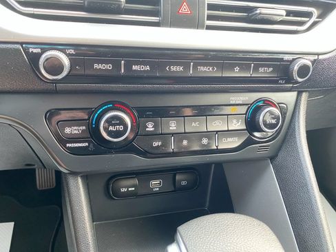 Used 2020 Kia Niro LX FWD image 28