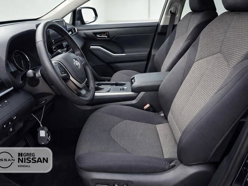 Used 2025 Toyota Highlander LE image 7