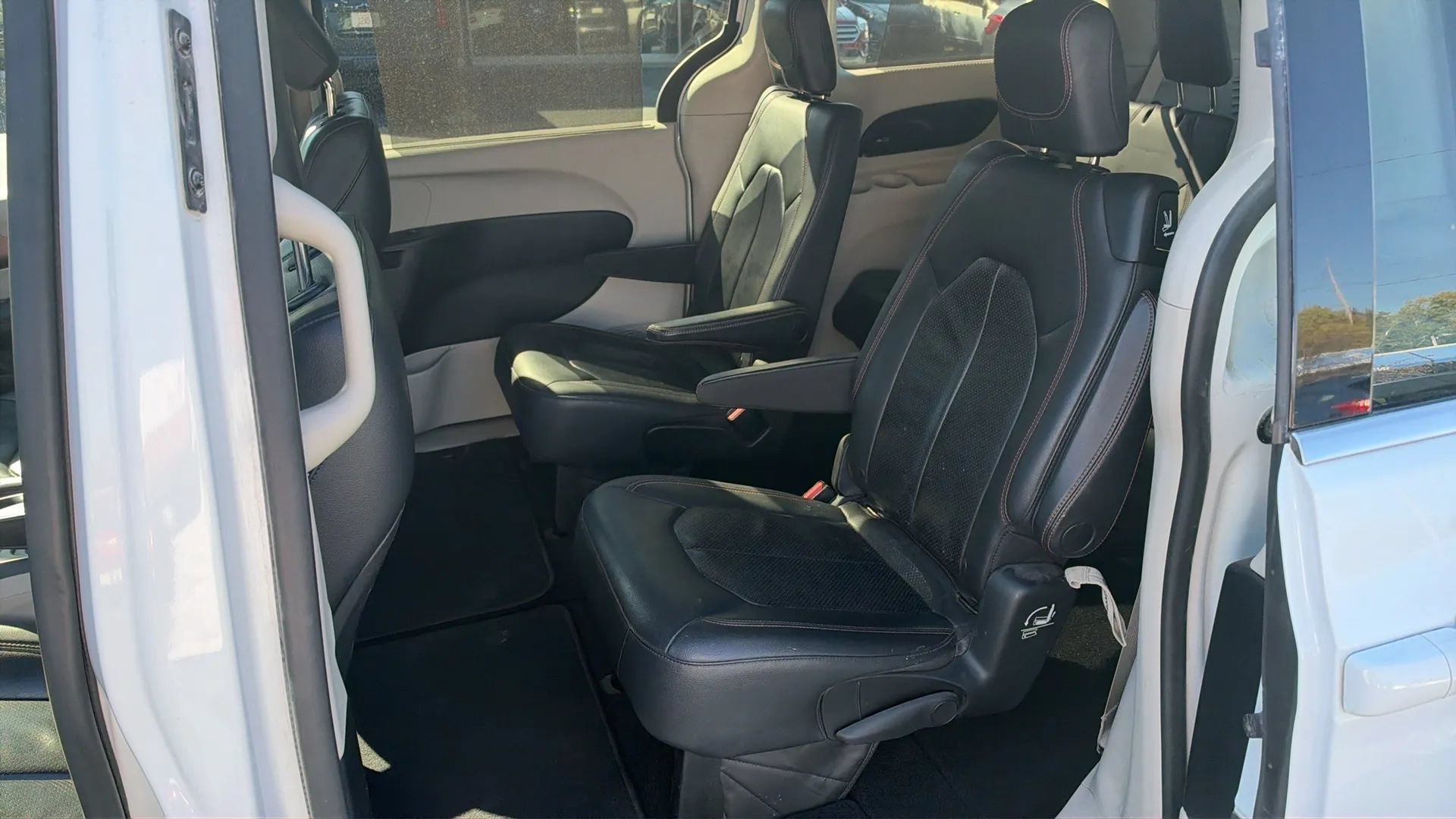 Used 2018 Chrysler Pacifica Touring-L w/ Tire & Wheel Group FWD image 10