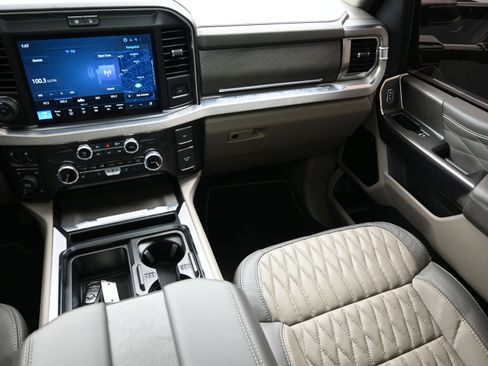 Used 2025 Ford F250 Platinum w/ Platinum Plus Package image 41