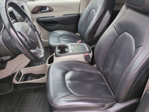 Used 2018 Chrysler Pacifica Touring-L Plus w/ Tire & Wheel Group FWD image 12
