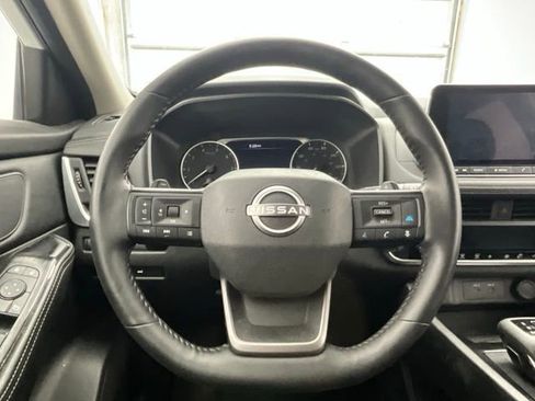 Used 2025 Nissan Rogue SV image 7