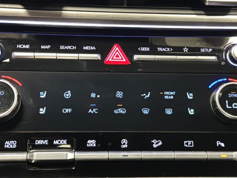 Used 2025 Hyundai Santa Fe Limited AWD/4WD image 18