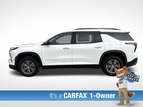 Used 2025 Chevrolet Traverse LT image 2