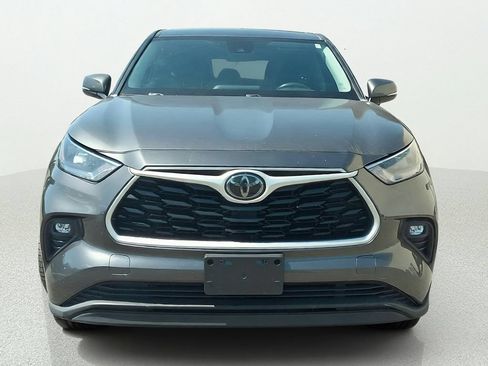 Used 2020 Toyota Highlander LE FWD image 2