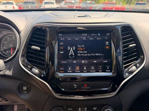 Used 2019 Jeep Cherokee Overland w/ Heavy Duty Protection Group AWD/4WD image 21