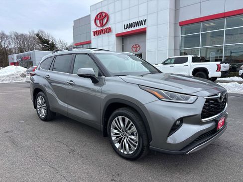 New 2026 Toyota Highlander Platinum image 1