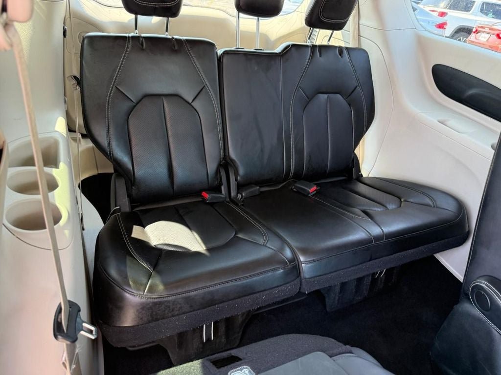 Used 2023 Chrysler Pacifica Touring-L FWD image 12