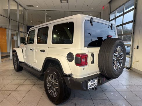 Used 2024 Jeep Wrangler Sahara w/ Technology Group image 11