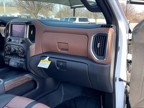 Used 2021 Chevrolet Silverado 1500 High Country w/ Technology Package image 18