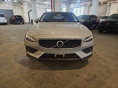 Certified 2025 Volvo V60 B5 Cross Country Ultra image 6