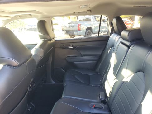 Used 2022 Toyota Highlander XLE image 12