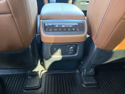 Used 2024 Nissan Pathfinder Platinum FWD image 36