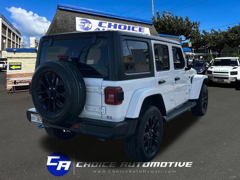 Used 2022 Jeep Wrangler Unlimited Sahara AWD/4WD image 8