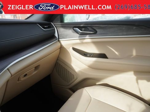 Used 2024 Jeep Grand Cherokee Limited AWD/4WD image 35