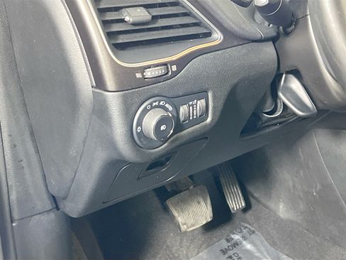 Used 2022 Jeep Cherokee Trailhawk AWD/4WD image 10
