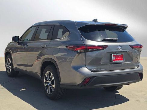 Certified 2025 Toyota Highlander XLE FWD image 5