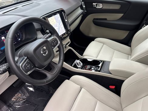 Used 2025 Volvo XC40 B5 Plus w/ Protection Package Premier image 9