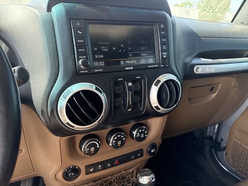 Used 2017 Jeep Wrangler Unlimited Sahara w/ Connectivity Group AWD/4WD image 20