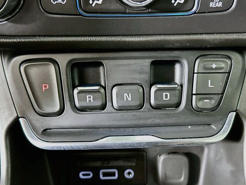 Used 2018 GMC Terrain SLT w/ Infotainment Package II AWD/4WD image 25