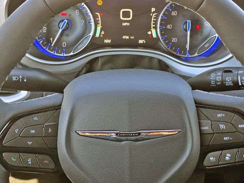 Used 2024 Chrysler Pacifica Touring-L w/ Uconnect Theater Family Group image 7