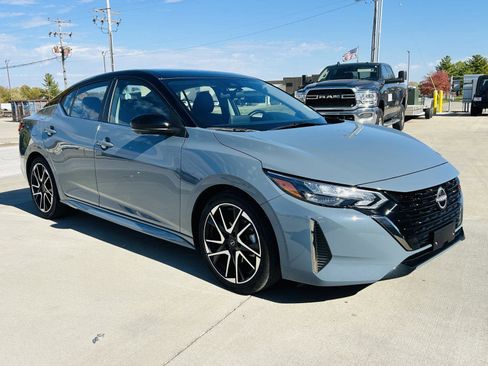 Used 2024 Nissan Sentra SR w/ SR Premium Package image 2