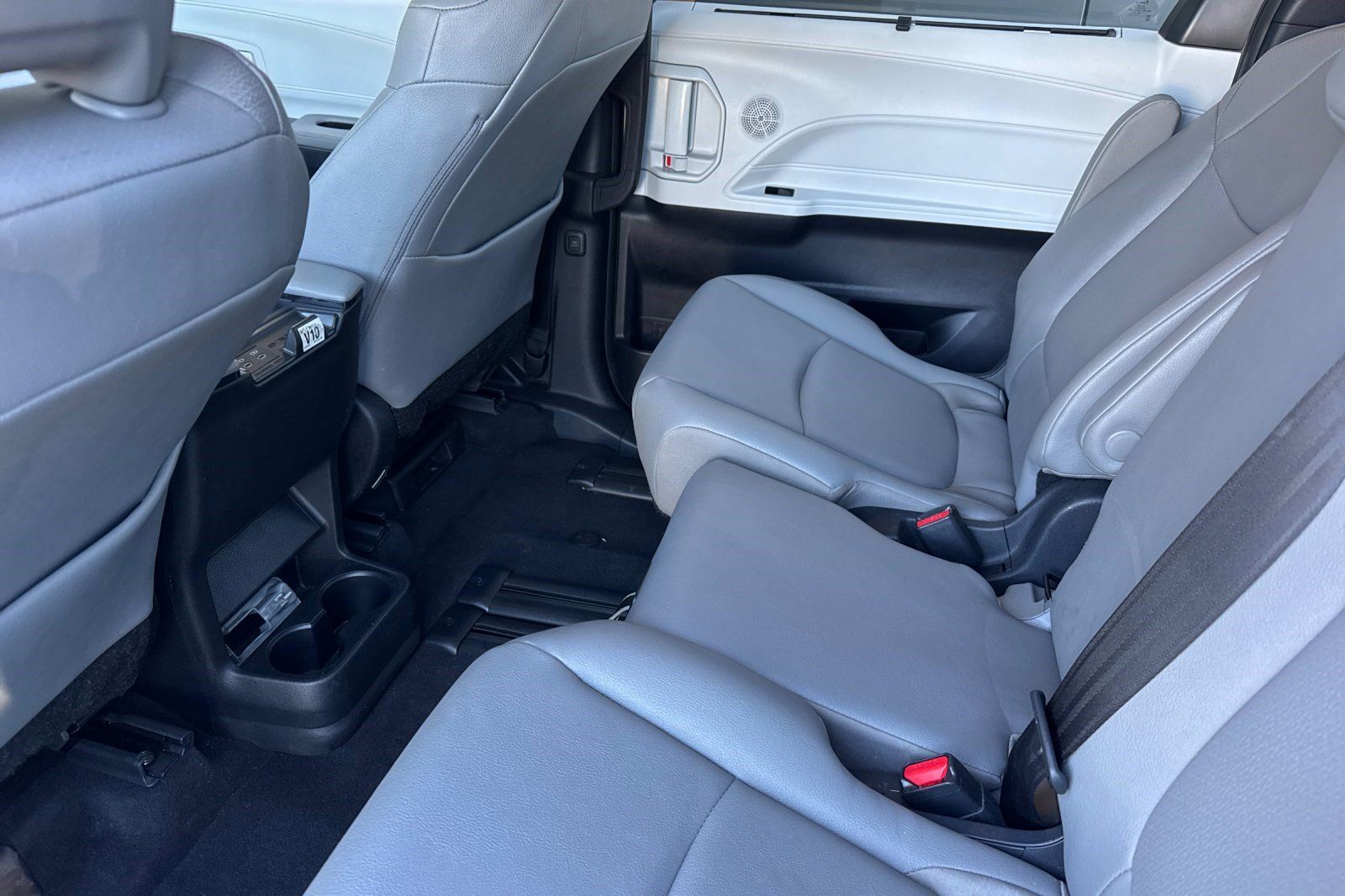 Used 2026 Toyota Sienna XLE FWD image 28