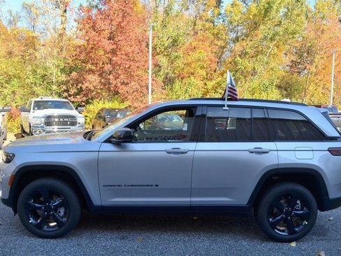 New 2025 Jeep Grand Cherokee Limited w/ Black Appearance Package image 5