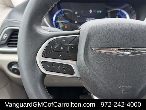 Used 2023 Chrysler Pacifica Touring-L FWD image 15