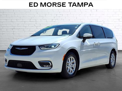 Used 2023 Chrysler Pacifica Touring-L image 1