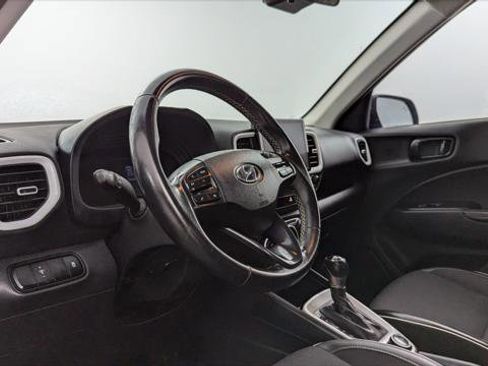 Used 2023 Hyundai Venue Limited image 23
