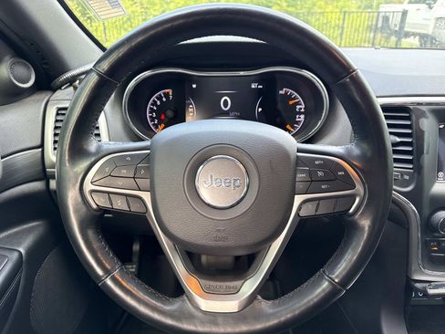 Used 2021 Jeep Grand Cherokee Laredo w/ Security & Convenience Group AWD/4WD image 14