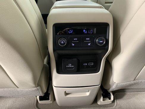 Used 2021 GMC Acadia Denali w/ Denali Technology Package FWD image 33