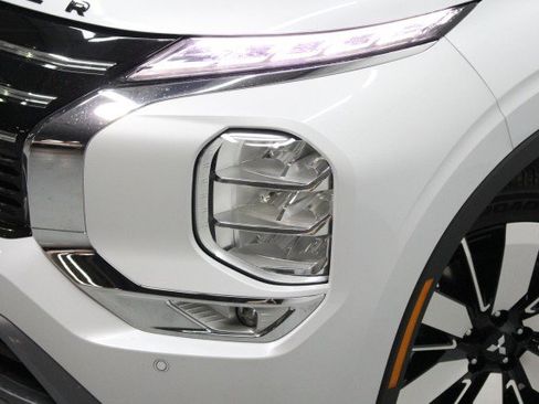 New 2026 Mitsubishi Outlander SE image 2