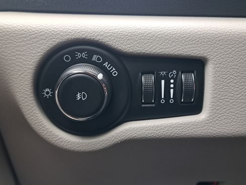 Used 2023 Chrysler Pacifica Limited FWD image 23