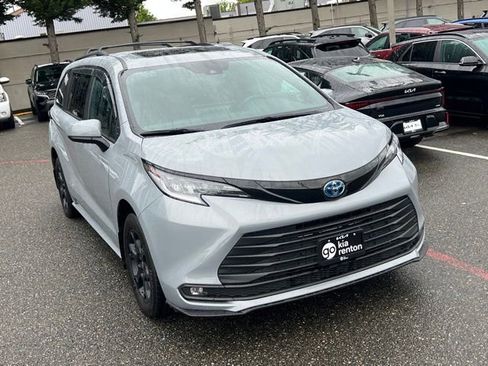 Used 2025 Toyota Sienna XLE Woodland Edition AWD/4WD image 5