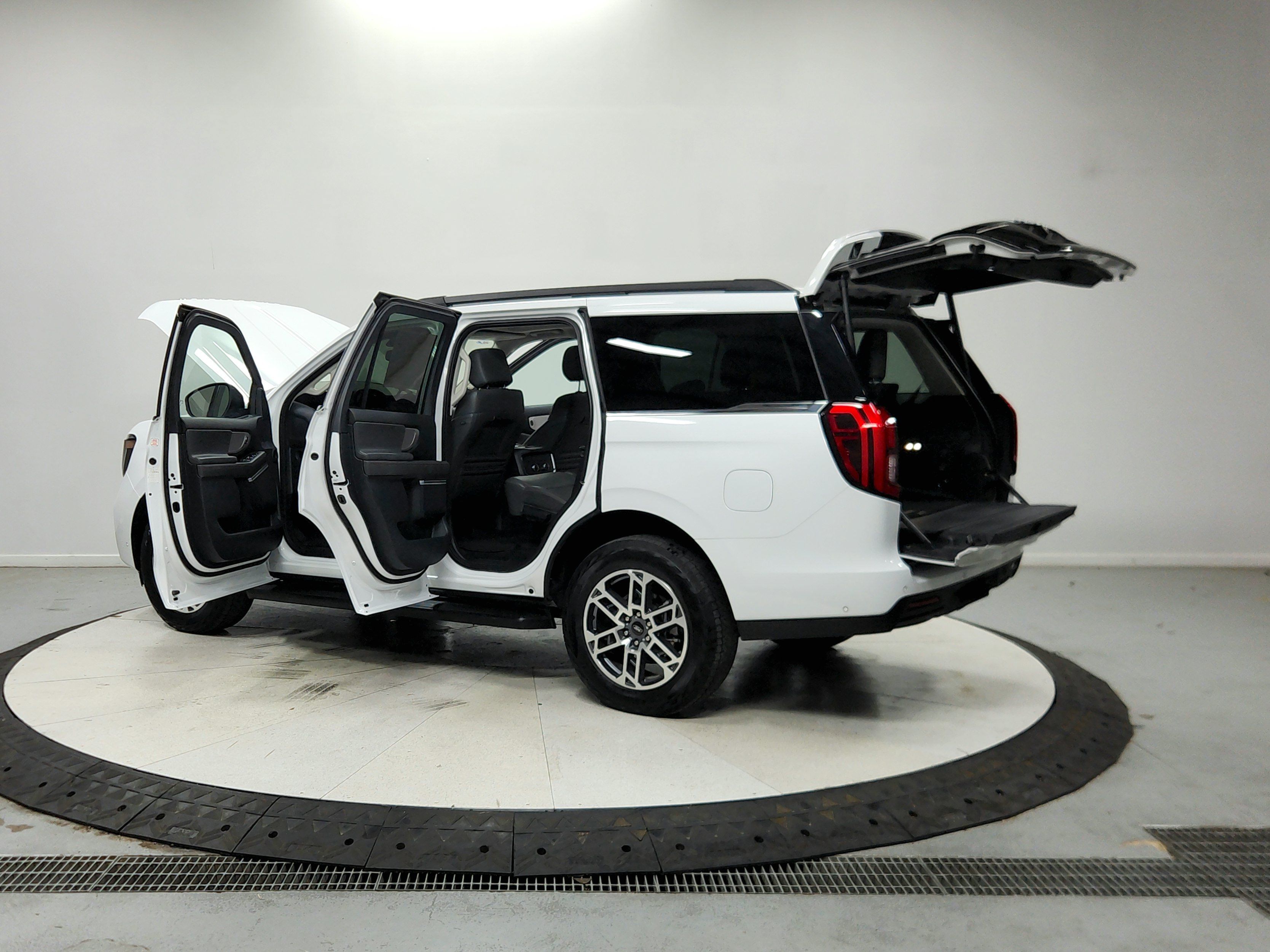 Used 2025 Ford Expedition Active AWD/4WD image 14