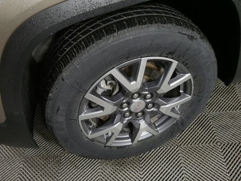 Used 2023 GMC Acadia SLT w/ Technology Package AWD/4WD image 12